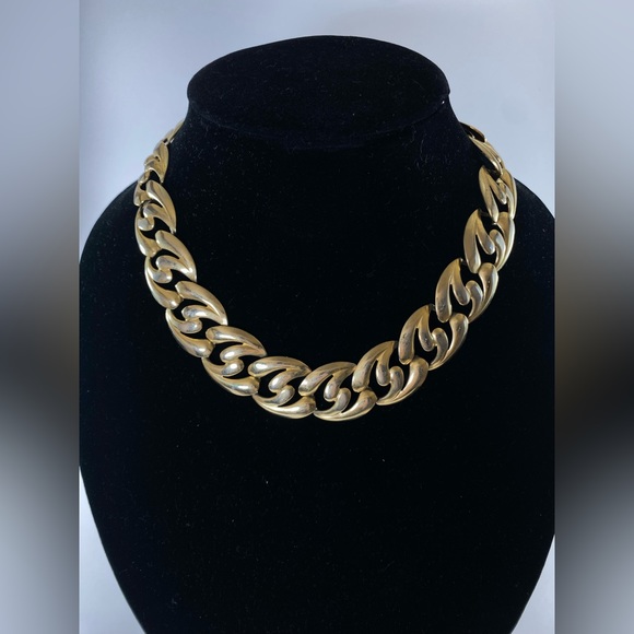 1980's Chunky Gold Tone Link Choker and Matching Post Earrings - Picture 2 of 13